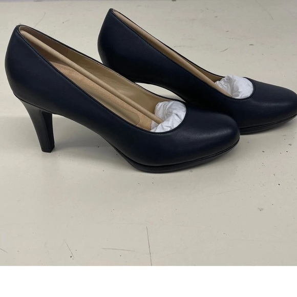 Naturalizer Classic Black Heels - Picture 2 of 5